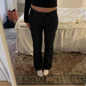 Lågmidjade Lee jeans - Vintage Lee jeans i modell Marion i storlek W30 L35  Motsvarar storlek M/38 Mått: Midja: 38cm Total längd: 98cm Innerbenslängd: 75cm Bredd nertill: 23cm  Modellen är 164cm