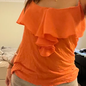 Fest topp - Super fin topp/linne från hm, köpt för länge sen, storlek M-S, super fin orange färg och fin volang 🤍🧡