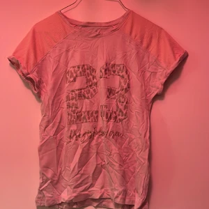 T-shirt - Ganska skrynklig och använd några gånger men ser som ny ut 