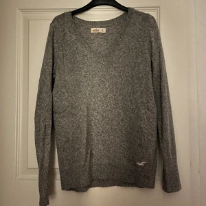 Stickad tröja - Superfin grå stickad tröja från Hollister som passar till allt. Den är i väldigt bra skick då den inte kommit till så stor användning pågrund av att jag har liknande.🩵