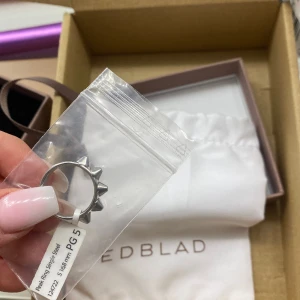 Edblad ring med nitar (silver) - Säljer nu min Edblad ring pågrund av att den inte är i min storlek o den går inte att skicka tillbaka aldrig använd har endast testat den så den har inga defekter (påsen ingår)