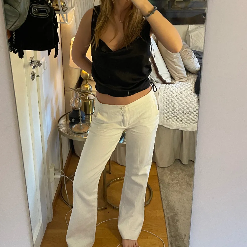 Lowwaist byxor från zara. Exklusiv nypris var 800kr. Jättefin kvalitet . Jeans & Byxor.