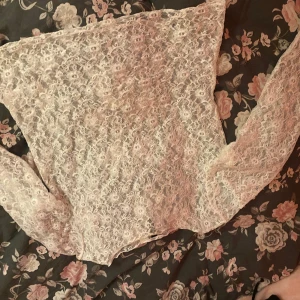 Tröja från hm - Tröja köptes nyss använda en gång och säljer pågrund av att jag inte använder den
