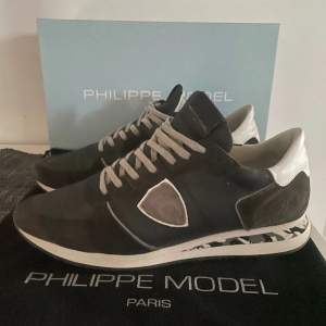 Tja säljer nu dessa Philippe model camo skor. Skicket är grymt på dem. Köpta för 3600 kr. Allt ingår! 