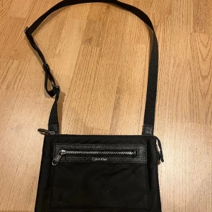 Calvin Klein axelremsväska  - Aldrig använd skick 10/10!  2 fack ett större och ett lite mindre.