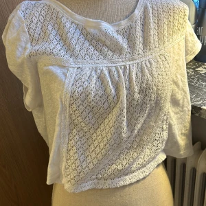 Spets topp - Jätte fin tröja från Hollister man bör ha en tröja under för den är väldigt kort och genom slinkig 