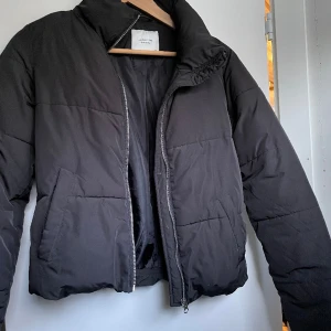 Svart dunjacka - Svart dunjacka i storlek XS