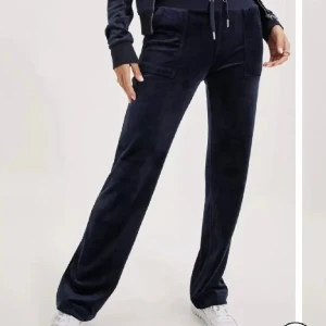 Juicy byxor - Säljer mina juicy marinblå mjukisbyxor. Säljer pga för stora för mig, kan även byta mot ett par i S. ❤️