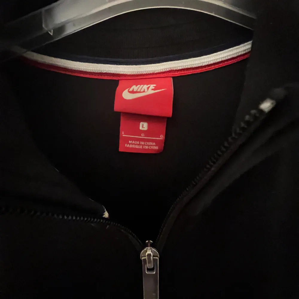 Nike kofta/jacka med Frankrikes logga. Inköpt innan VM-guldet 2018 (därav bara en stjärna ovanför loggan). Sjukt snygg modell och passform. Tröjor & Koftor.
