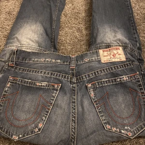 Trueys - Bra skick, baggy fit, har aldrig på mig dem längre, storlek 36, sitter ganska baggy på mig som är storlek 40.