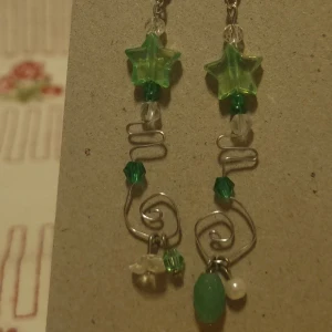 Örhängen  - Egengjorda örhängen, aldrig använd. Glas och plast pärlor.