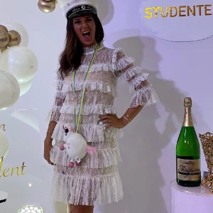 Studentklänning  - Säljer min studentklänning, nypris 2800, säljer för 1600. Nyskick💓