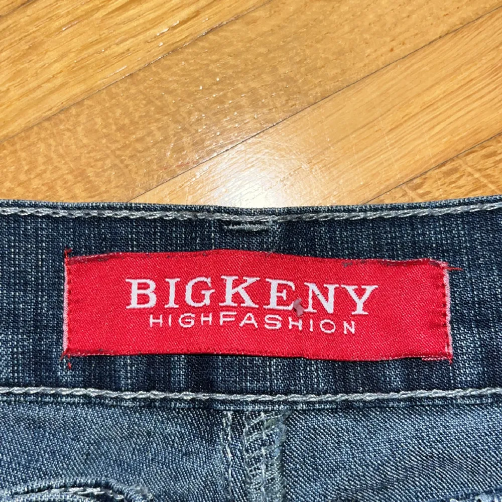 Jeans från Bigkeny , de är högmidjade (upp till naveln), är dock lite korta i benen om man har långa ben. Det står ingen storlek men skulle säga typ M/L. Jätte snygga detaljer på baksidan. Använd köp nu! . Jeans & Byxor.