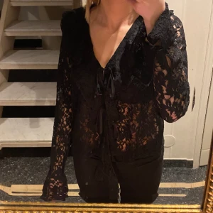 Neo noir blus - Säljer min fina helt oanvända spets blus från neo noir, prislappen finns kvar då jag fick den i julklapp och var försent att lämna tillbaka. Nypris 750kr💕