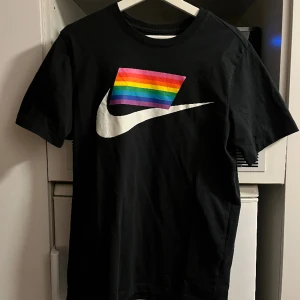 nike pride tisha (BeTrue) - kärlek är av alla för alla❤️🧡💛💚💙💜 bland dom tyngsta nike tishorna nånsin av Gilbert Baker för BeTrue kampanjen. väldigt rare numera men släpper bra pris ba för budskapet yuuurd. asbra kvalitet t-shirt as expected