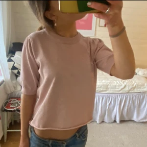 Stickat T-shirt  - Rosa stickad T-shirt i storlek m men sitter som s ungefär 