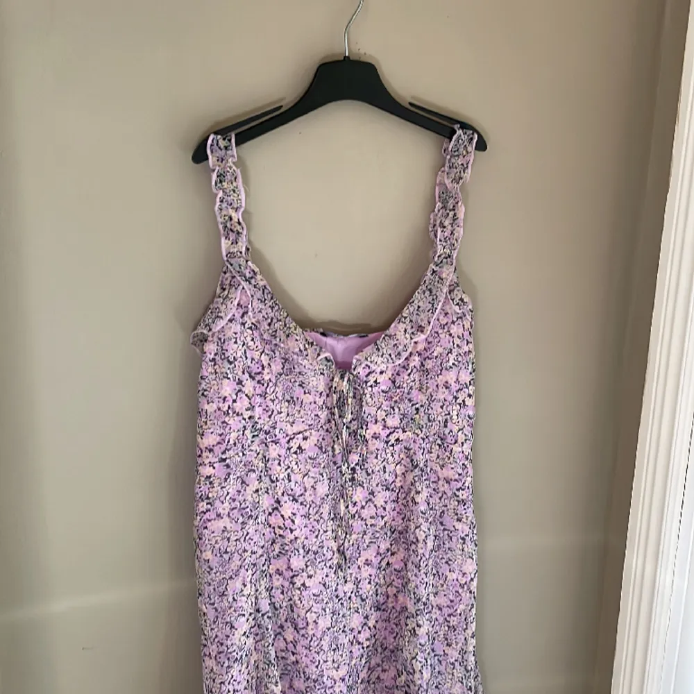 Super söt sommar klänning från Gina i stl M. Använd endast 1 gång💜. Klänningar.