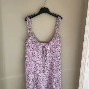 Super söt sommar klänning från Gina i stl M. Använd endast 1 gång💜