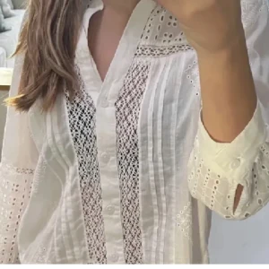 Skjorta zara  - ❤️‍🔥Säljer denna jättefina skjorta från zara med fint broderi❤️‍🔥Strolek S men passar även M❤️‍🔥