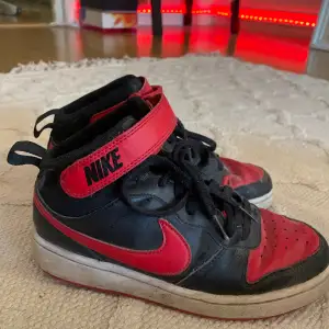 röda Nike skor, använda många gånger lite små skador. 