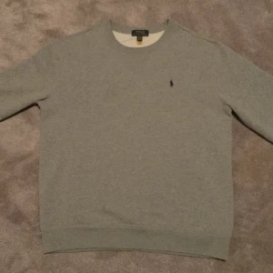 Polo Ralph Lauren tröja - En fet vanlig skön ralph lauren tröja som inprincip är oanvänd (som nyskick) Nypris 1000kr  Storlek M  Passar mig bra som har storlek S  