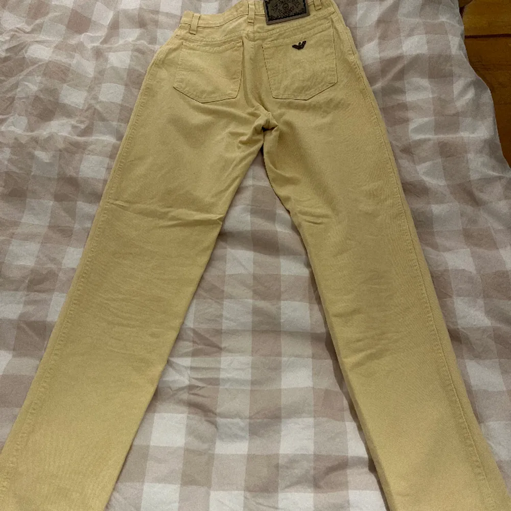 Coola vintage Armani jeans! Dragkedjan är sönder men går säkert att fixa dock är jag ingen expert🙌🏼. Jeans & Byxor.