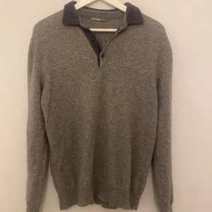 Cashmire pike - Piken är i storlek s och är gjort av 100% cashmire. 