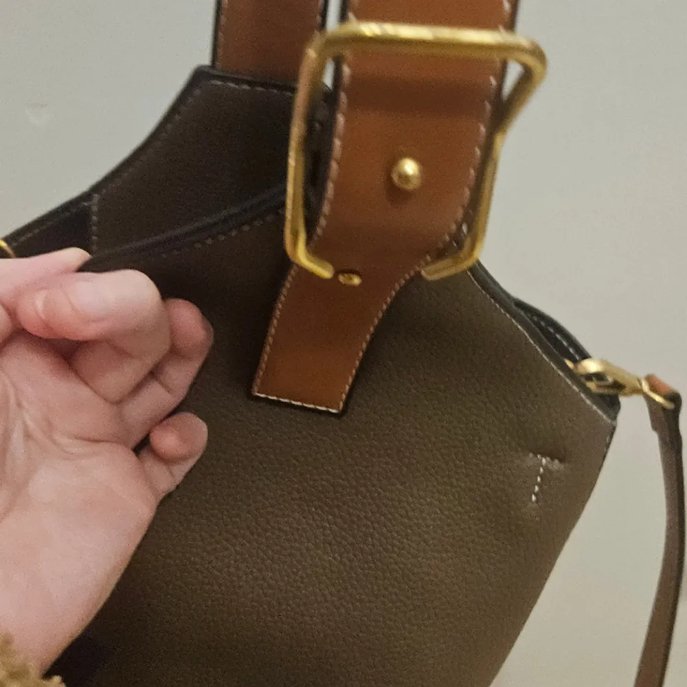 Säljer en jättefin brun lite väska Aldrig använd! . Väskor.