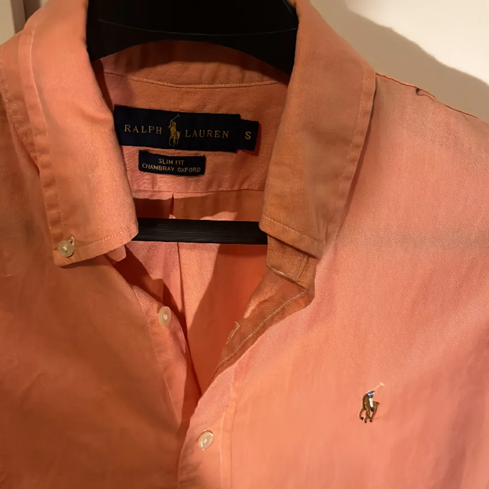 Svin snygg raffe skjorta storlek S. Perfekt skick. Kan sänka priset vid snabb affär. Färgen är en liten blandning mellan orange å rosa.. Skjortor.