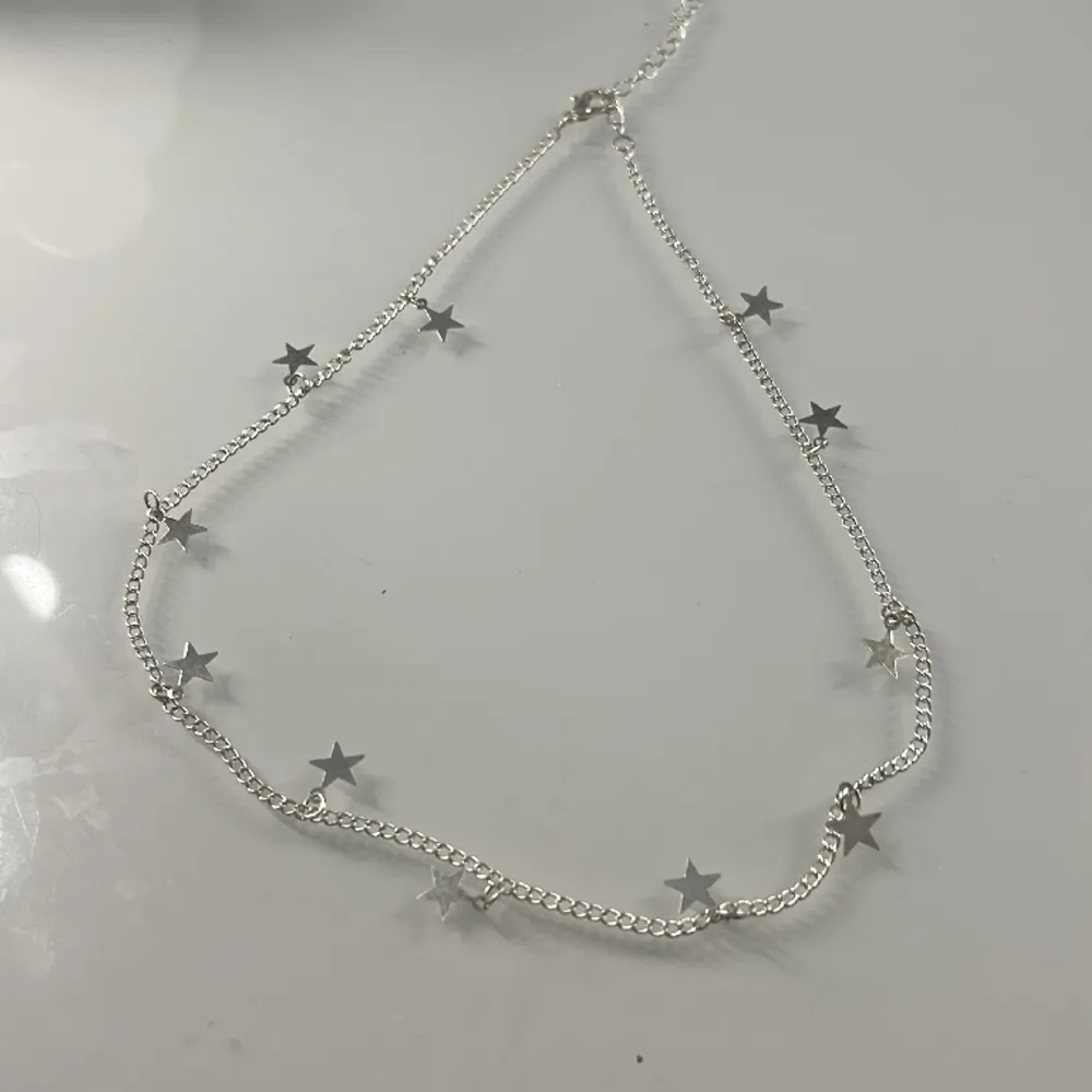 Ett halsband med stjärnor på och man kan ta många storlekar på de för att man kan både spänna in de och ut de. . Accessoarer.