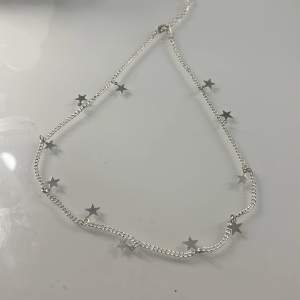 Ett halsband med stjärnor på och man kan ta många storlekar på de för att man kan både spänna in de och ut de. 