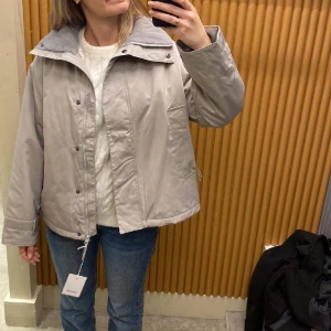 Jacka  - Helt oanvänd jacka från junkyard, perfekt som övergångsjacka till våren! Nypris 999kr, säljer eftersom den aldrig kom till användning. Etikett kvar och är storlek i XS men funkar som säga S💕