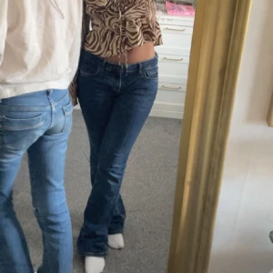 Blå jeans - Jätte fina mörkblå jeans från zara som jag säljer nu då dem inte kommer till användning längre. Dem är i mycket bra skick och priset kan diskuteras💕