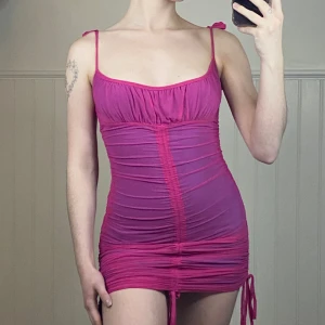 Rosa klänning  - Rosa klänning från dollskill, märket Delias och i storlek s. Använd ett fåtal gånger så i mycket bra skick. 🎀