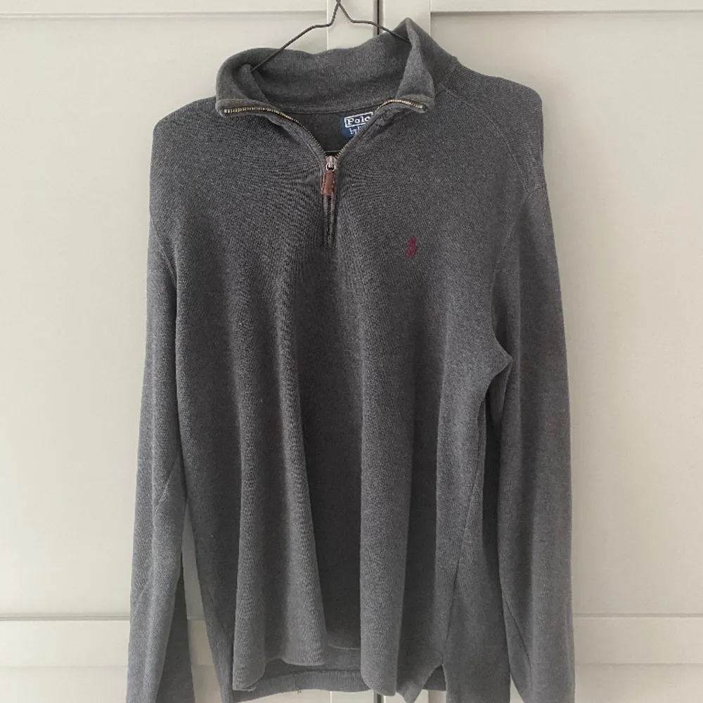 En ralph lauren half zip i mörkgrå med vinröd logga size S men passar M. Tröjor & Koftor.