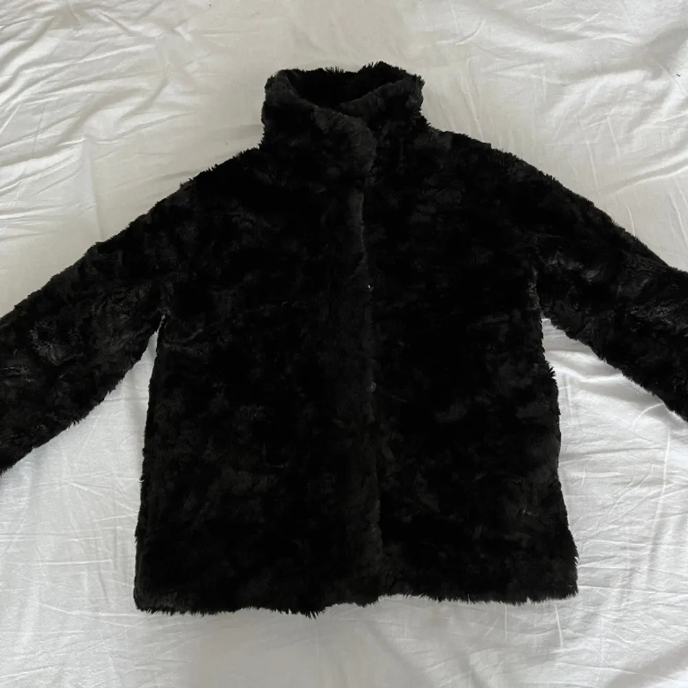 Faux fur jacket i svart🌸 Säljer pågrund av att den är något liten på mig, finns ingen storleks lapp men uppskattar att den är i xs⭐️ jättbra skick!💕skicka privat för mått . Jackor.