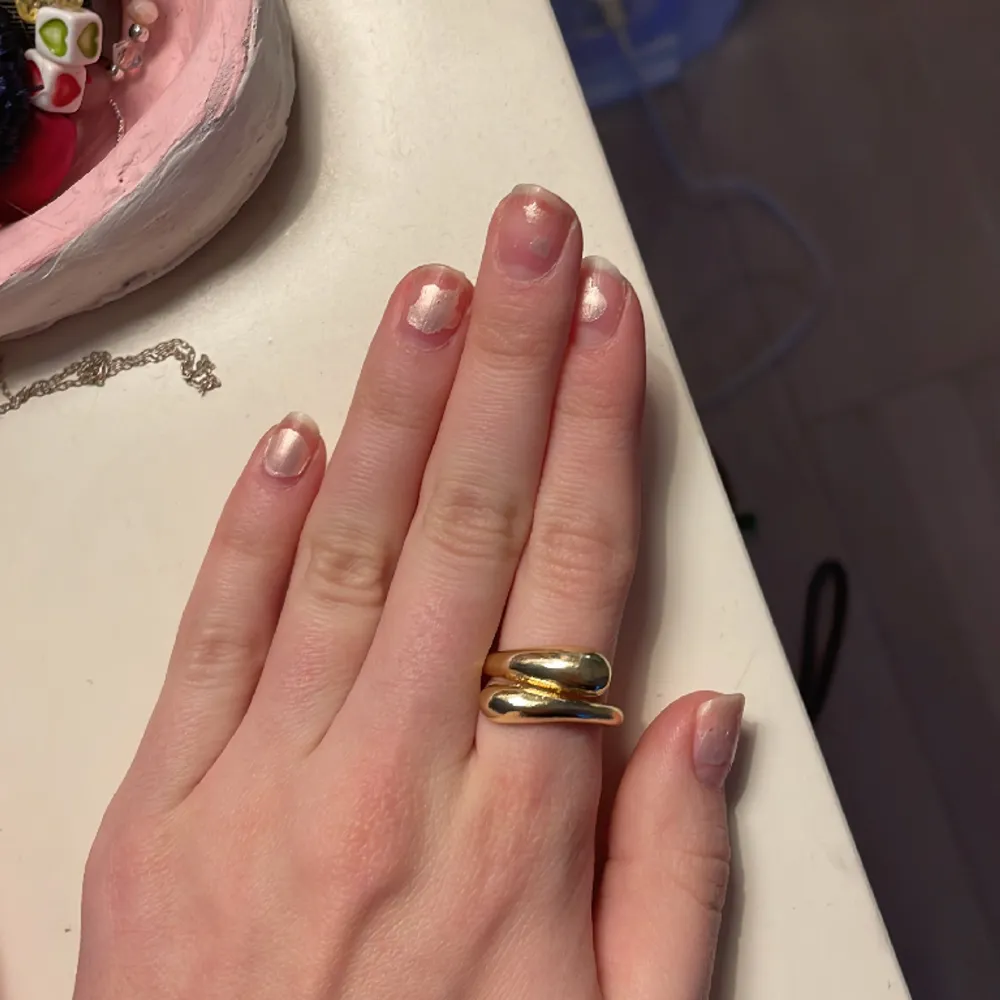 Säljer denna ring som jag köpt från ett smyckes bolag på Instagram! Använd en gång så super skick! Den är justerbar så passar alla!  Är i guld Köpt för 120 kr❤️. Accessoarer.