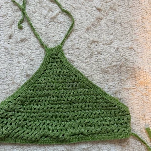 Topp - Jättefin topp, man knyter den där bak så jättefin i ryggen med. 