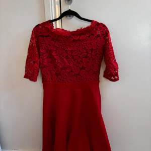 Super söt röd klänning med spets upptill, passar till dejt, jul och andra fina tillfällen. 