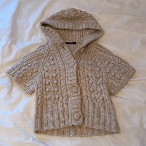 Stickad kofta - Kollar intresset på denna stickade koftan med luva som inte har kommit till användning för mig ❤️ står inte storlek så skulle säga passar xs-m hör av vid frågor och funderingar 