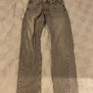Grå jeans jack & jones - Jeans från jack & jones i bra skick Modellnamn chris original cj020 relaxed fit  Storlek 30/34