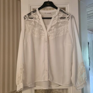 Vit blus - Fin oanvänd vit blus ifrån Bonprix🤍 Nyskick🤍