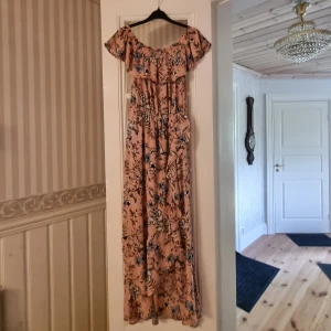 Blommig klänning - Lång Somrig klänning ifrån New Yorker🤍 Bra skick🤍