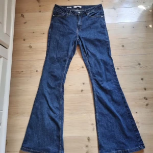 Blåa bootcut jeans - Fina blåa bootcut jeans ifrån Mango🤍 