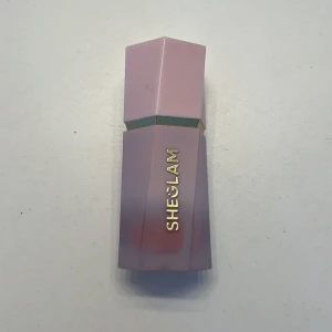 Sheglam blush - Sheglam blush. Använd max 3 gånger men gillade den inte. Färgen Rose Ritual.
