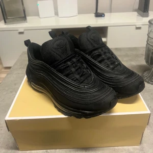 Air Max 97 - Air Max 97 i storlek 38, lite små för mig därav knappt använda✨💕Nypris 1400+