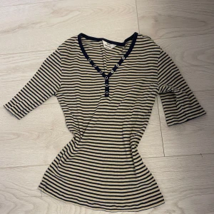 Cute tröja randig - Säljer denna randiga söta tröja då den inte riktigt passar mig längre. Storleken står inte i tröjan men skulle uppskatta den till att vara Medium eller Small. Hör av dig vid frågor eller om du vill ha fler bilder❤️