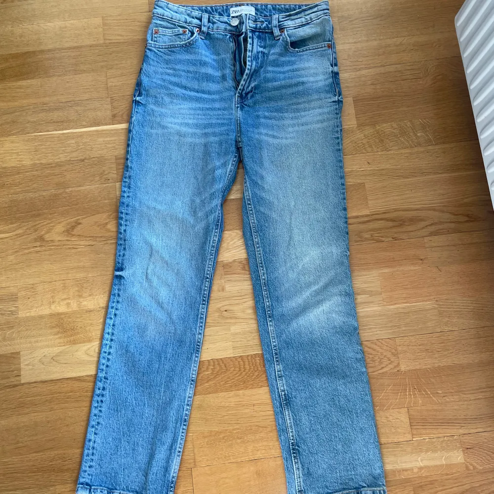 Använd fåtal gånger. Storlek 38, liten i storleken. . Jeans & Byxor.