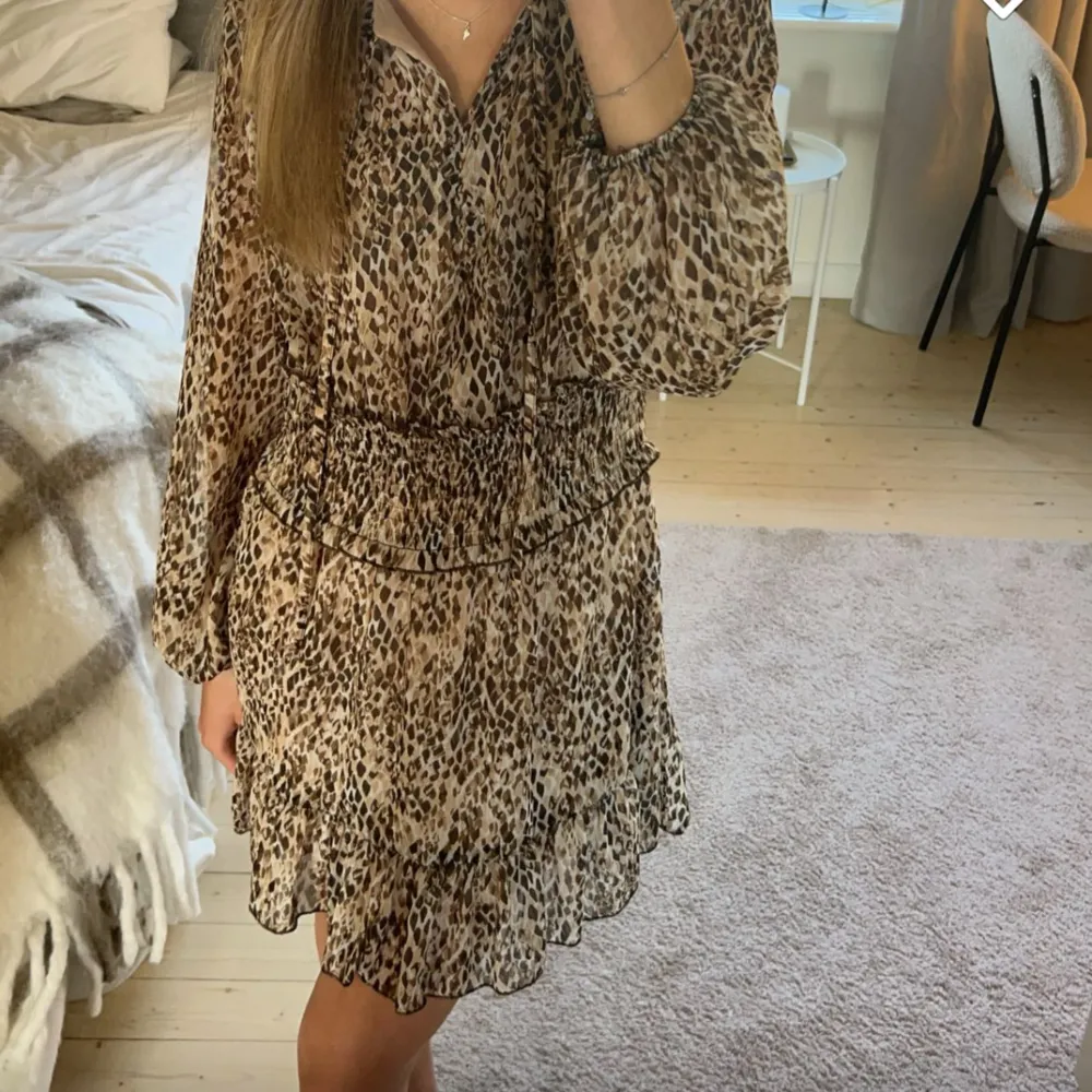 Slutsåld zara klänning i leopard mönster! Första bilden är lånad, sparsamt använd i jättebra skick!❤️. Klänningar.