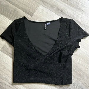 Festopp från H&M - Snygg och glittrig fest-topp från H&M som jag säljer pga att den var för liten! Knappt använd.